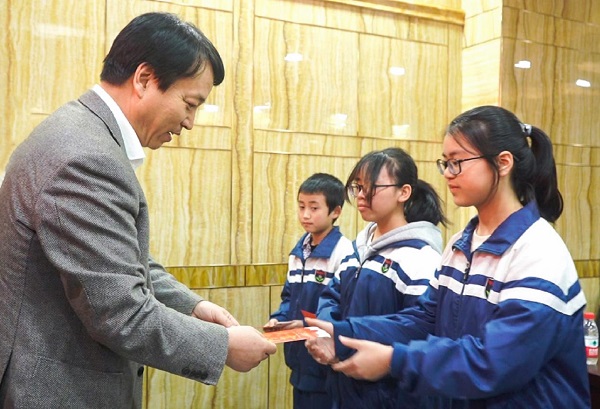 中國華融黨委副書記、監(jiān)事長胡建忠一行赴四川宣漢縣調(diào)研督導扶貧工作