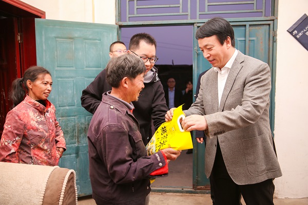 中國華融黨委副書記、監(jiān)事長胡建忠一行赴四川宣漢縣調(diào)研督導扶貧工作